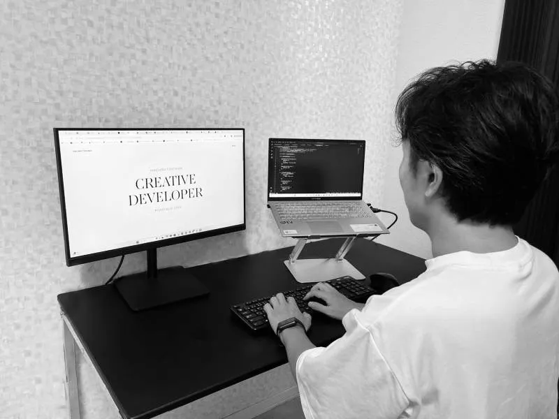 土田 祐一郎がPC作業をする様子